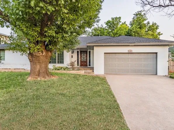 1906 Dorchester Dr, Nichols Hills, OK 73120
