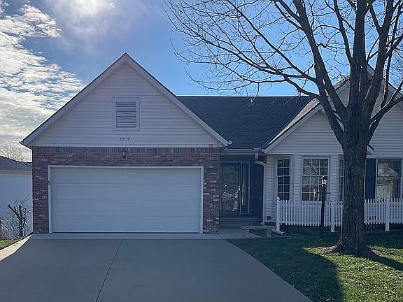 4th image of 2209 Berkshire Dr
