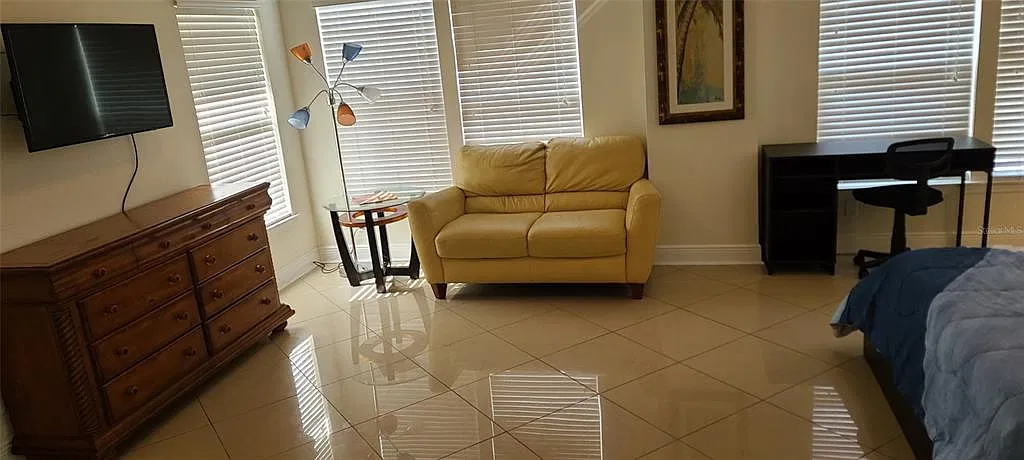 2 bed, 1.0 bath, 998 sqft, $1,600 — Photo 3