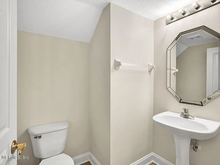 1761 Highland View Dr — Photo 14