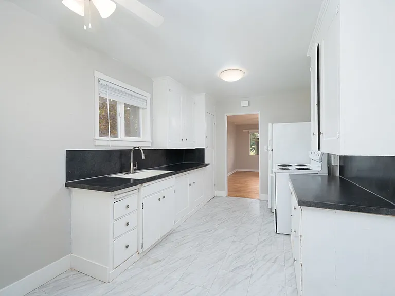 Columbia Court Apartments — Photo 11