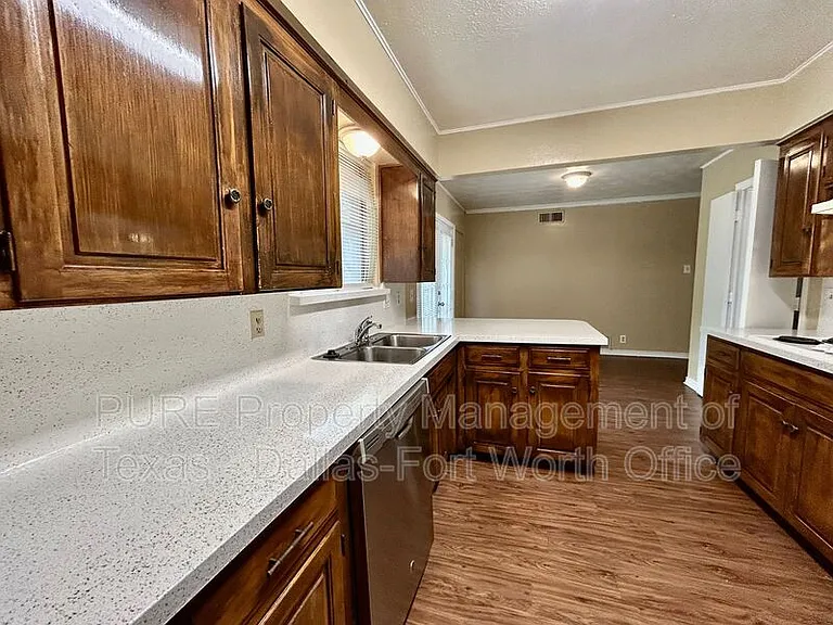 2411 E Mitchell St — Photo 16