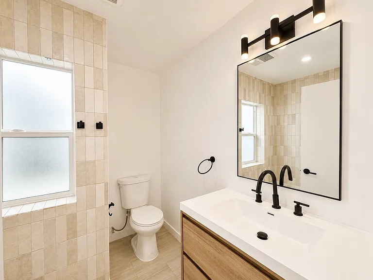 976 N El Centro Ave #976A — Photo 9