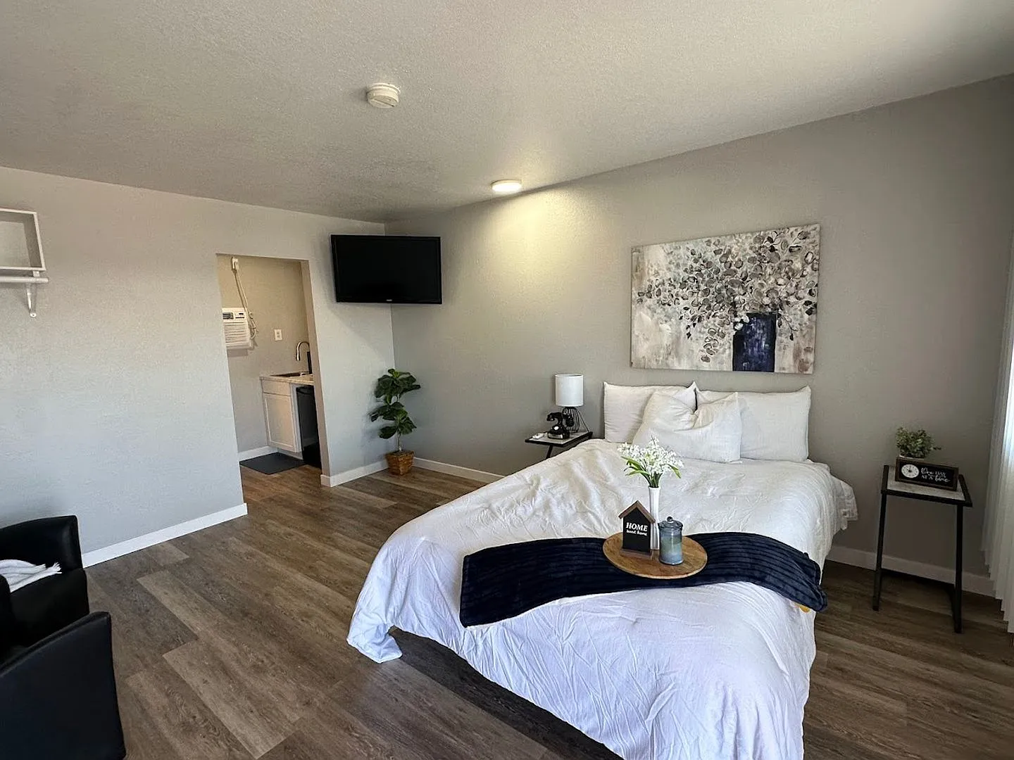 Clean, updated unit with utilities included -Affordable living without a Roomate! — Photo 2