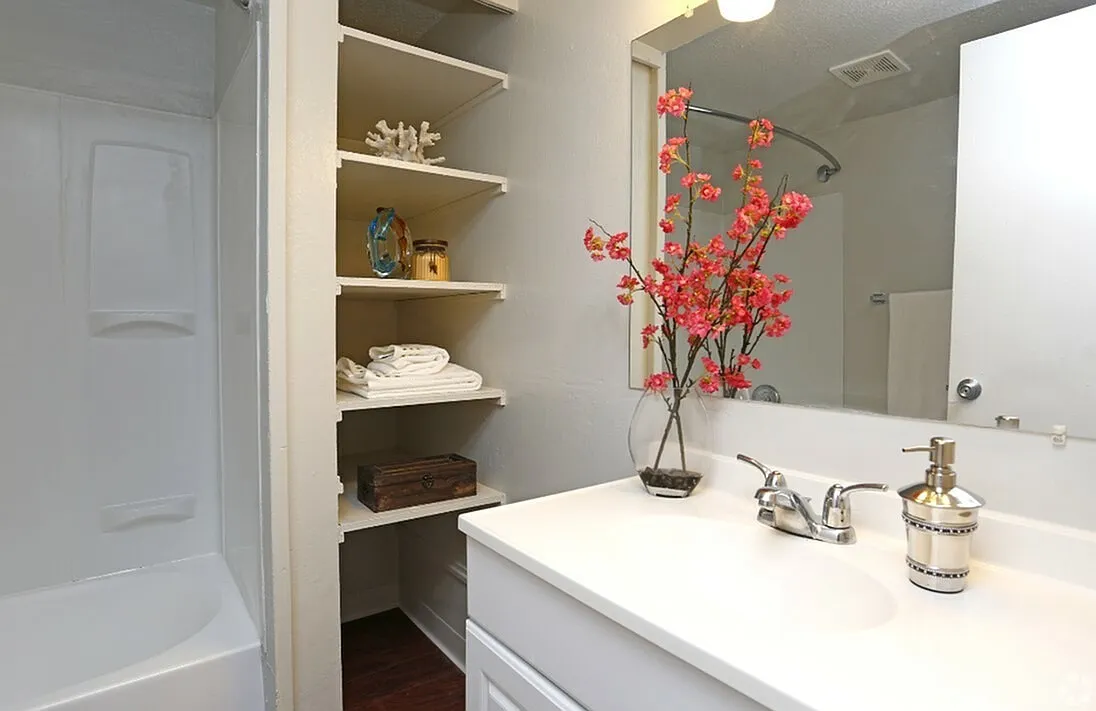 Forest Glenn Apartments — Photo 4