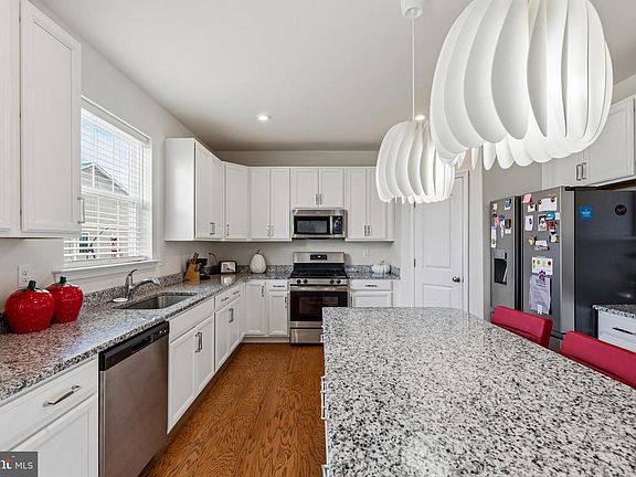 5th image of 30 Charleston Cir