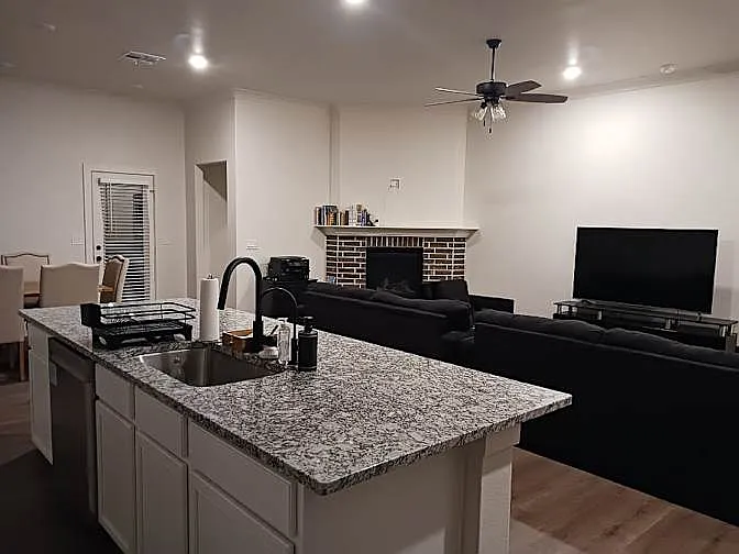 4 bed, 2050 sqft, $950 — Photo 3