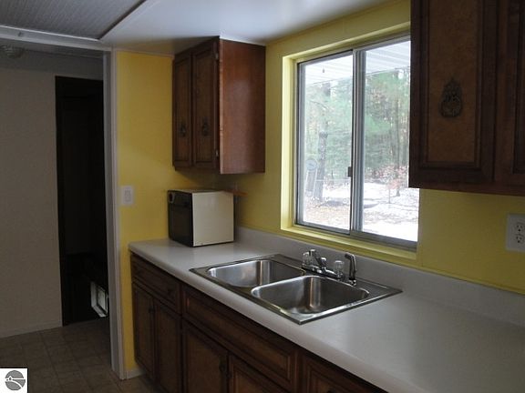 4th image of 1635 Charlene Dr NE