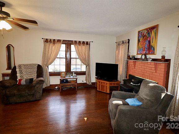 4th image of 105 N Goforth St