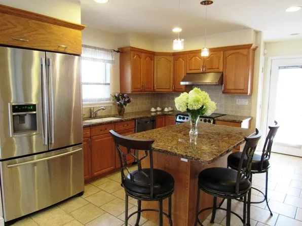 49 Charles St, Stamford, CT 06902