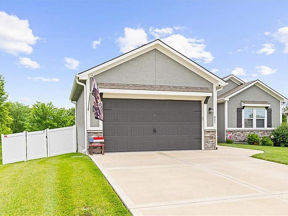 3rd image of 821 Cindy Ln