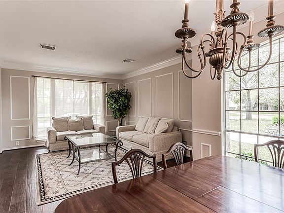 4th image of 823 Pointe Loma Dr