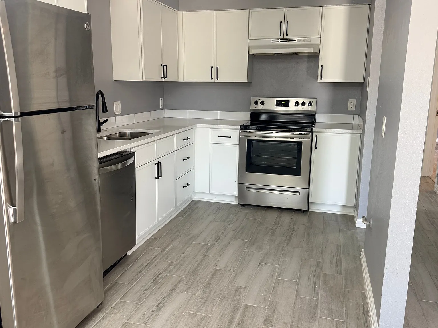 2 bed, 2.0 bath, 1077 sqft, $1,795 — Photo 2