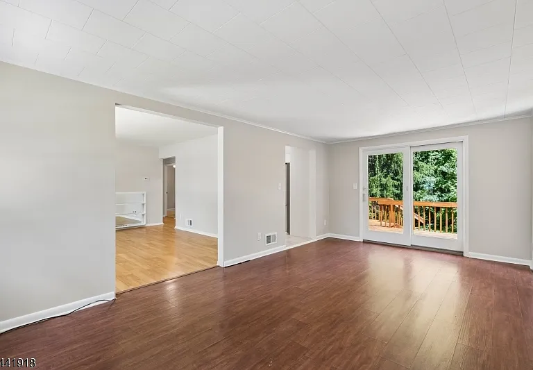 124 Holmes Oval — Photo 4