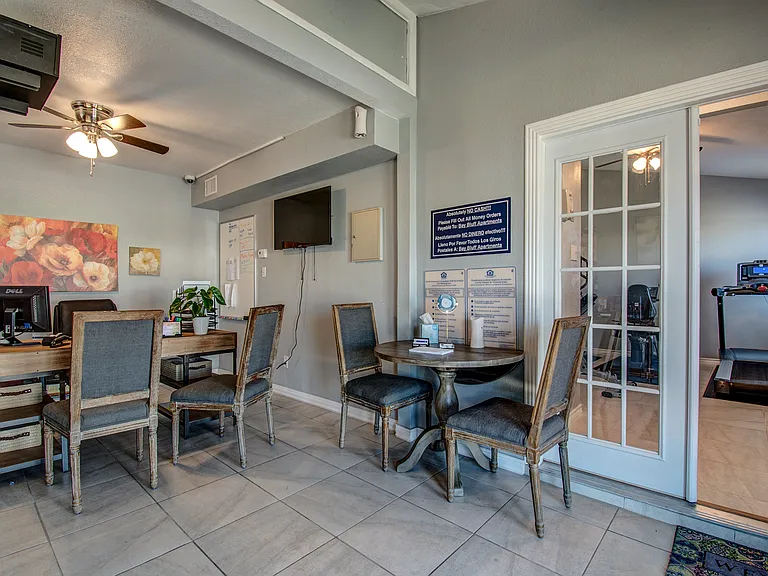 Bay Bluff Apartments — Photo 7