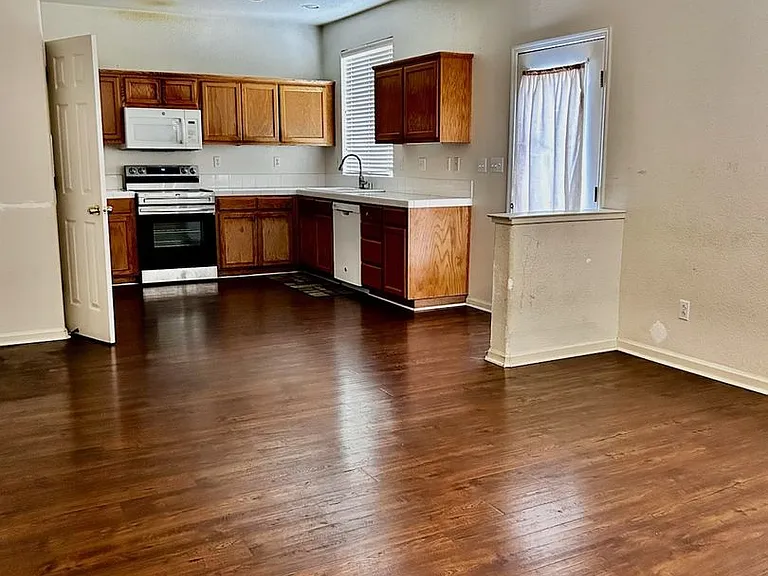 200 Troon Ct — Photo 4