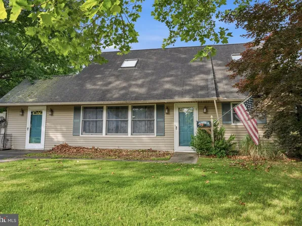2 Quay Rd, Levittown, PA 19057