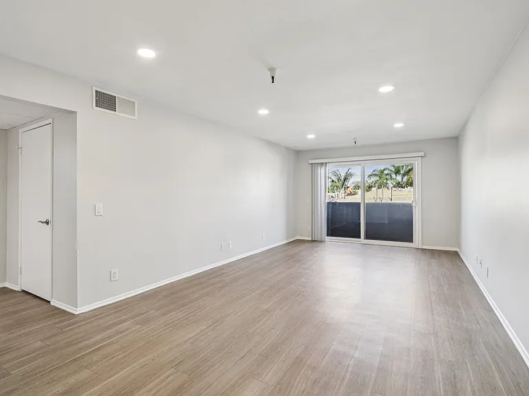 110 S Sweetzer Ave — Photo 17