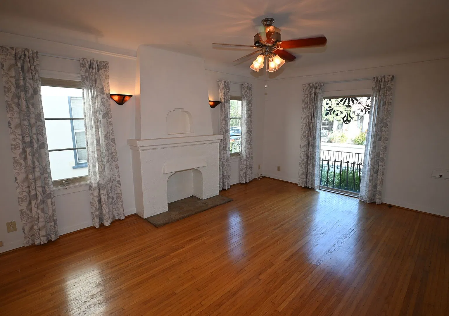 Single story 3 bedroom 2 bath home in Belmont Shore — Photo 3