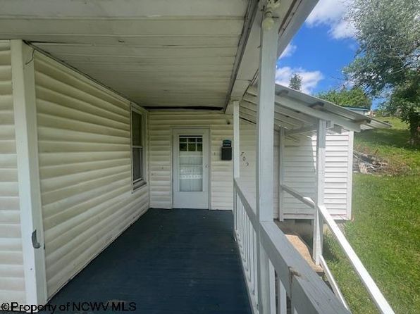 705 Cemetery St, Mannington, WV 26582