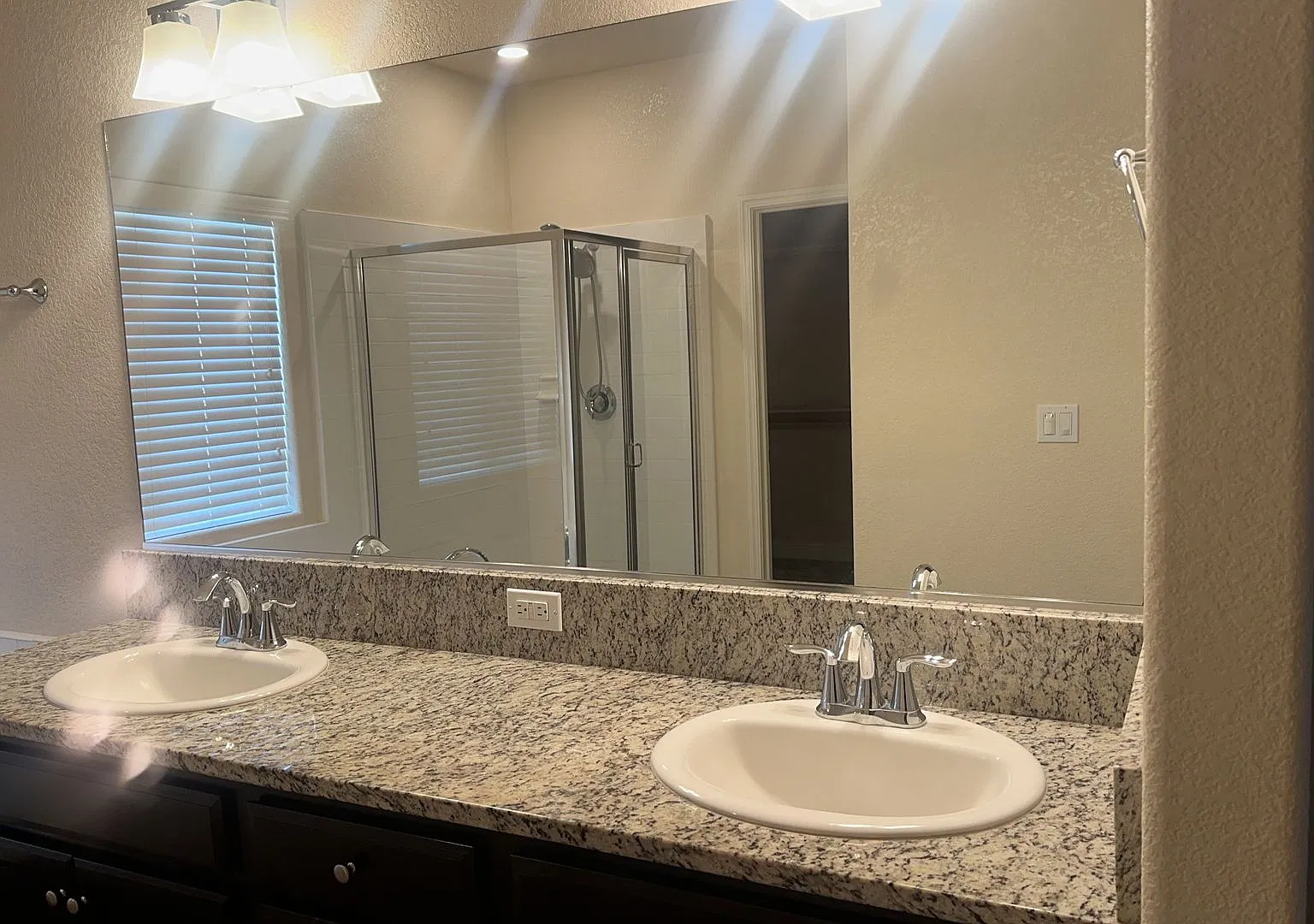 Don't miss this beautiful home — Photo 4
