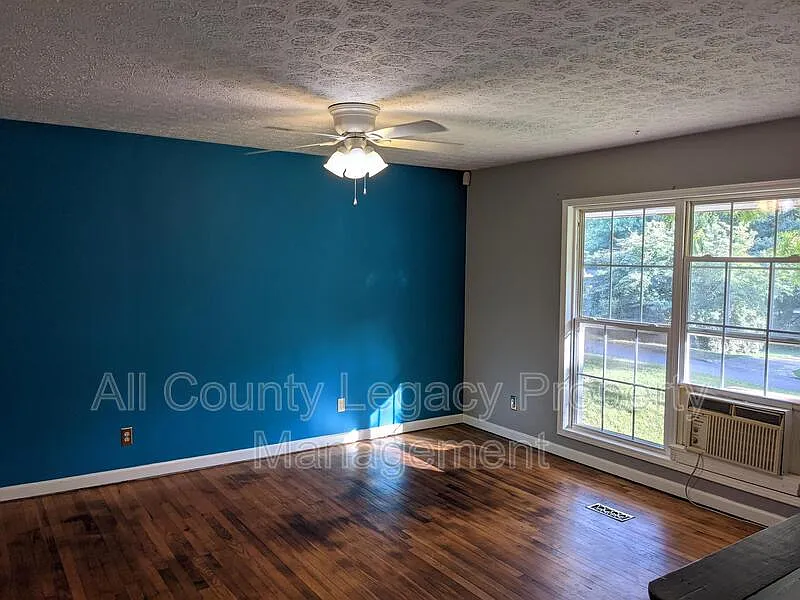 3 bed, 1.5 bath, 2000 sqft, $1,600 — Photo 3
