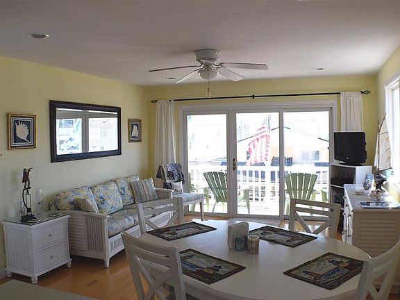 5th image of 101 47th St APT 3