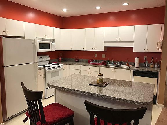 Kitchen w/Island