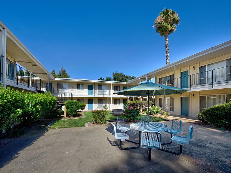 Fair Oaks Apartments — Photo 10