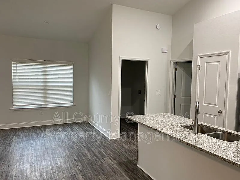 3 bed, 2.0 bath, $1,925 — Photo 4
