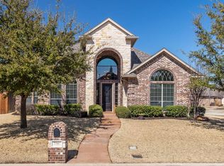 700 Trails End Cir, Hurst, TX 76054