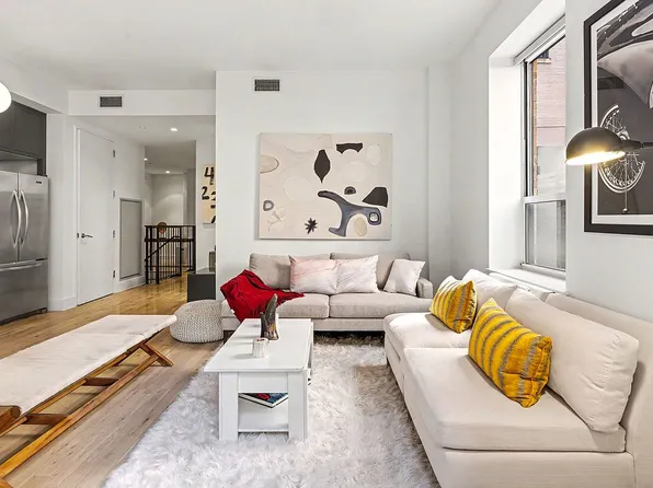 416 W 52nd St #Townhouse 219, New York, NY 10019