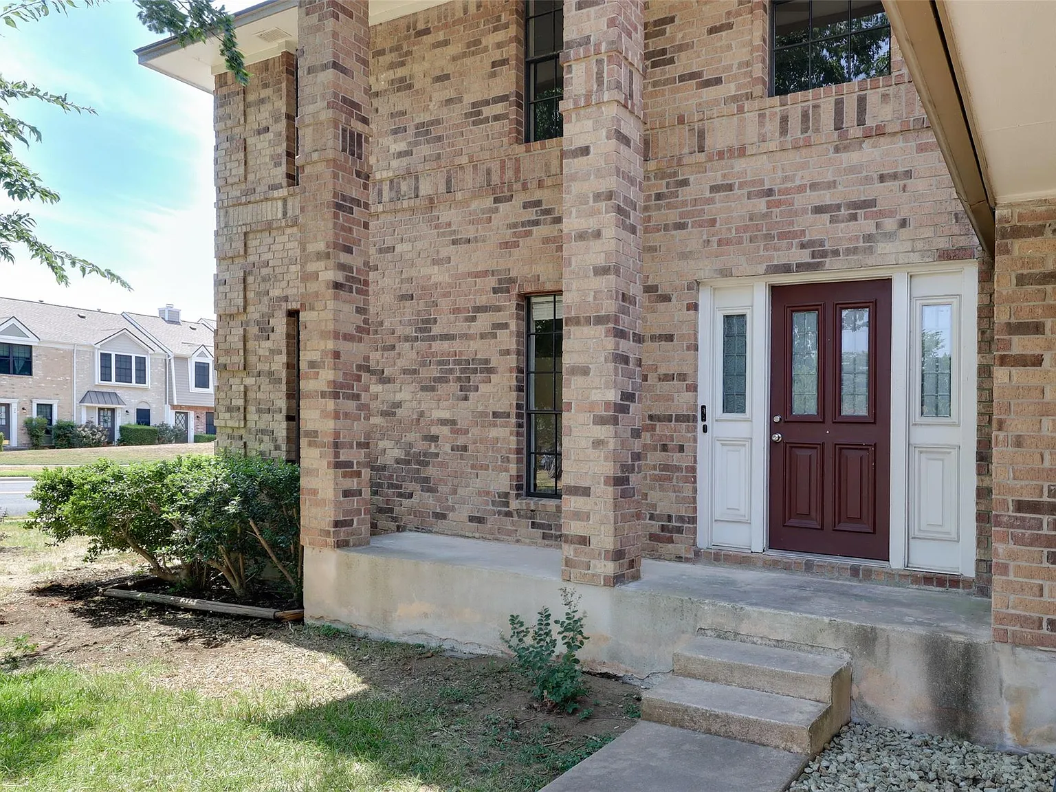 4 bed, 2.5 bath, 2412 sqft, $2,495 — Photo 3
