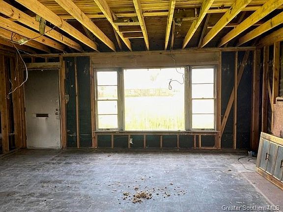 5th image of 1002 Holly St