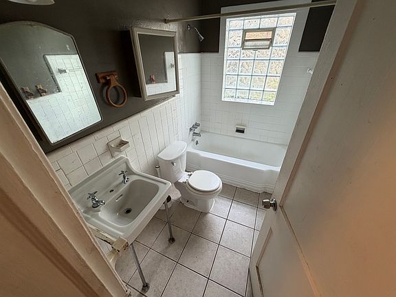 4th image of 23104 Brittany Ave