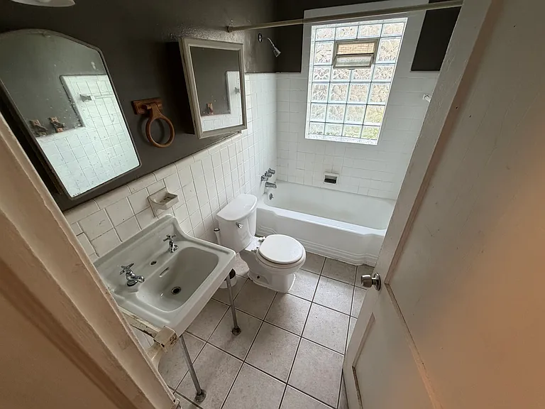 23104 Brittany Ave — Photo 4
