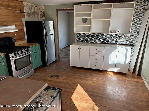 2nd image of 430 E 4th St Trailer 17