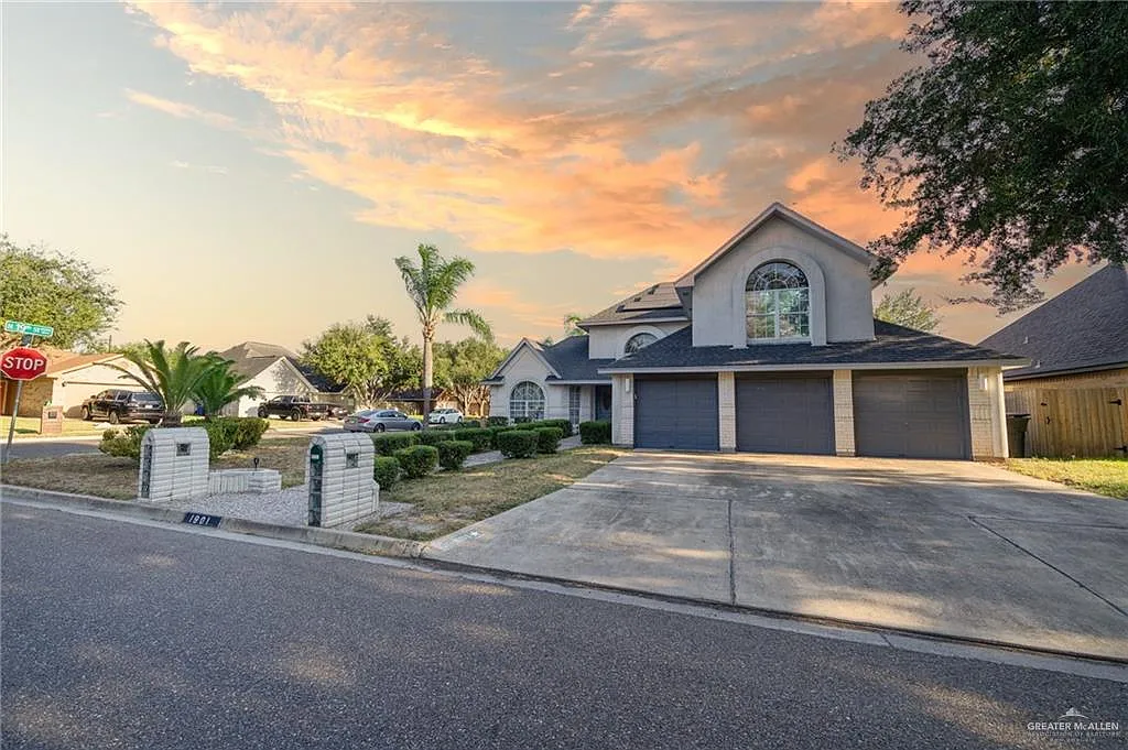 4 bed, 3.0 bath, 2702 sqft, $2,300 — Photo 2