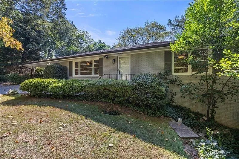 4 bed, 2.0 bath, 2343 sqft, $3,000 — Photo 1
