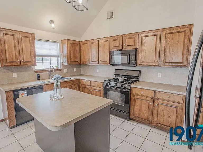 2508 Tyler Ln — Photo 11