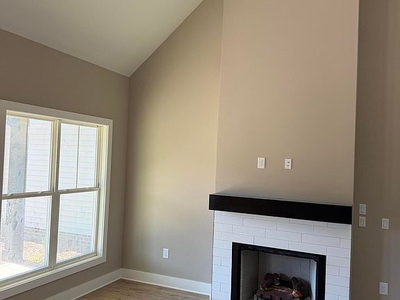 3rd image of 499 Hillard Ln