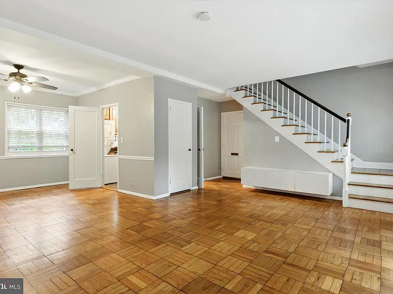 1006 Valley Dr — Photo 3