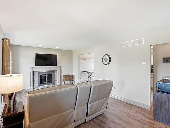 2nd image of 45284 Spagnuolo Rd