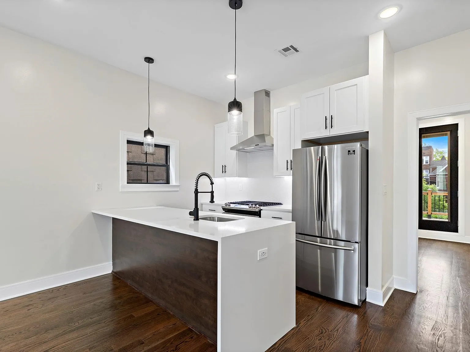 1 bed, 1.0 bath, 975 sqft, $3,000 — Photo 4