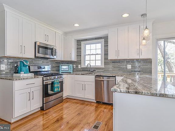 3rd image of 3701 Merrimac Trl