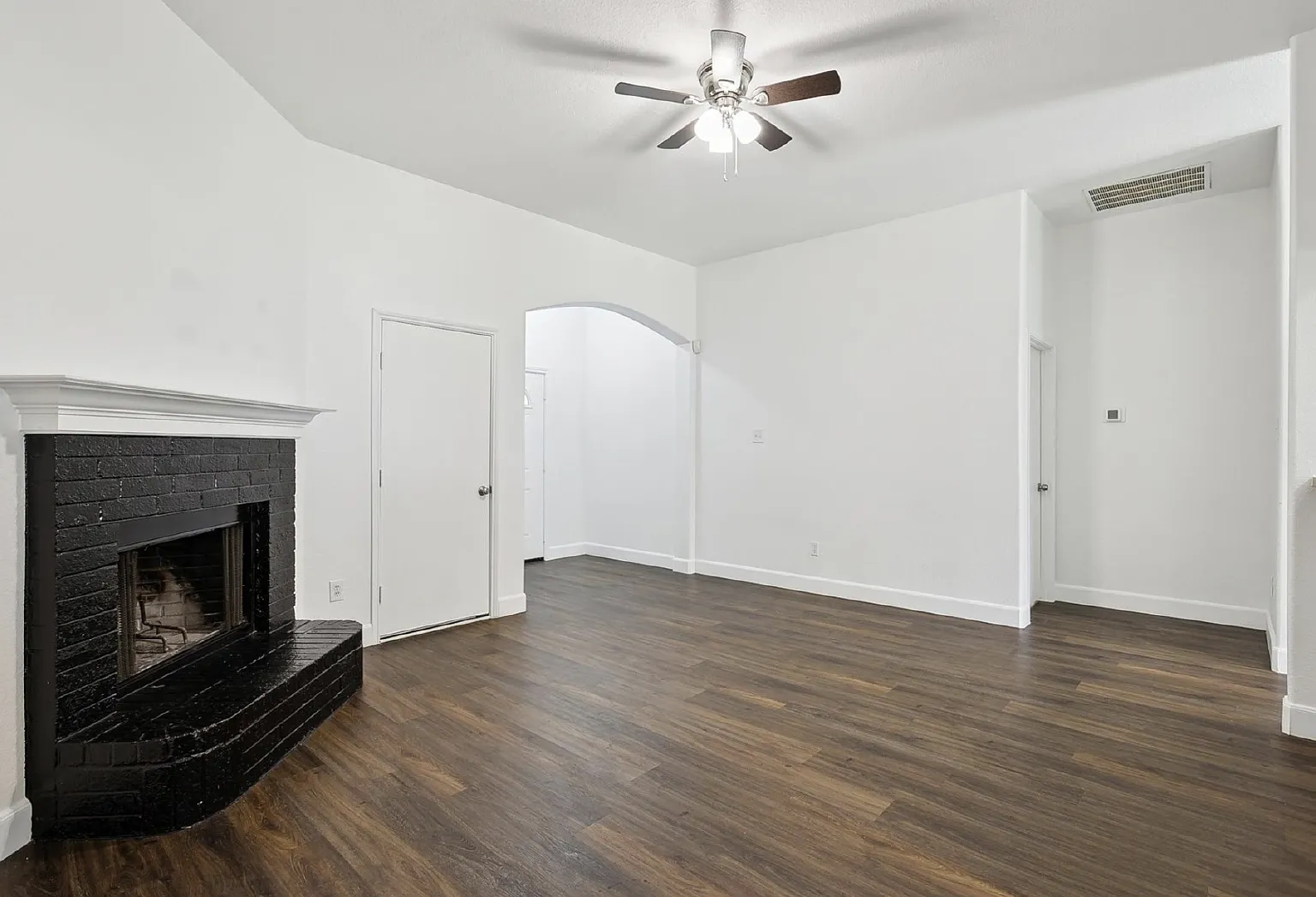 3 bed, 2.0 bath, 1255 sqft, $2,095 — Photo 4