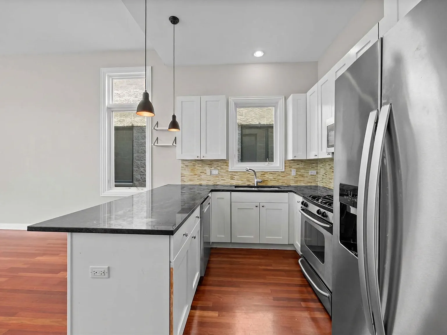 2 bed, 1300 sqft, $4,400 — Photo 4