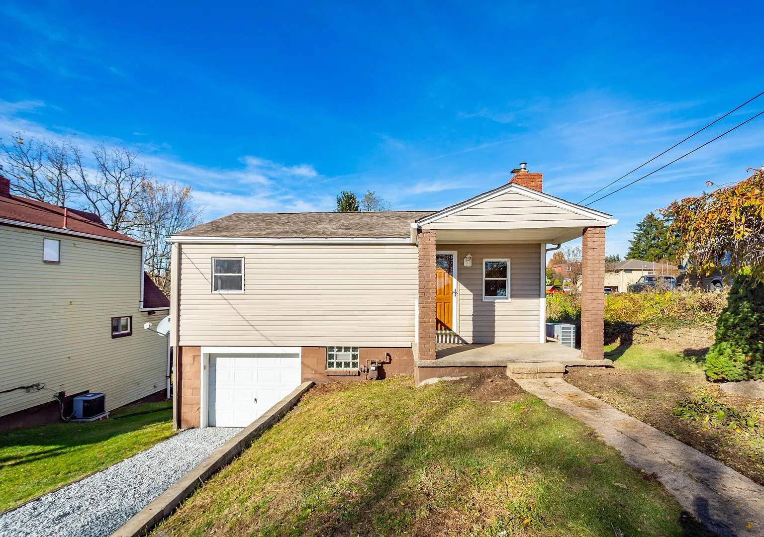 Score 1st Month's Rent Free If Signed By September 4! Gorgeous 2 Bedroom House In West Mifflin Av... — Photo 4