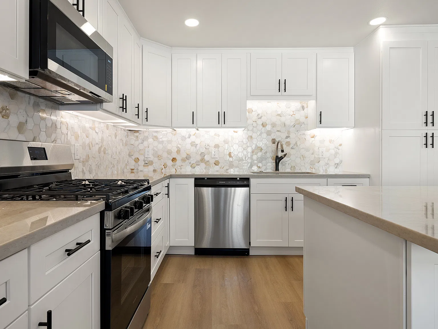 2 bed, 820 sqft, $2,690 — Photo 2