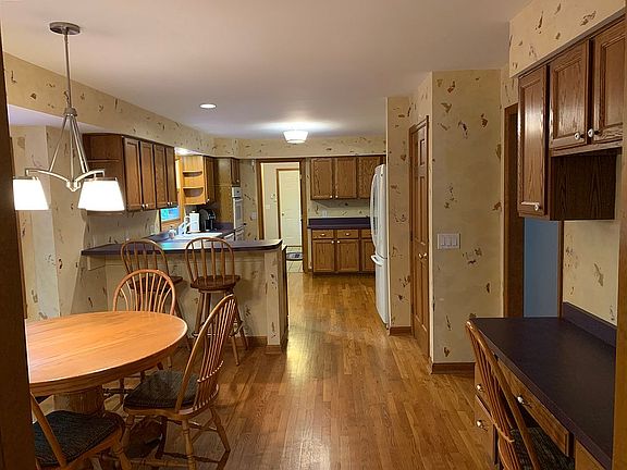 Kitchen with breakfast bar